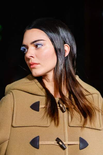Cheveux wet conjugué à des cils colorés sur Gigi Hadid et Kendall Jenner au défilé Prada - prêt-à-porter automne-hiver 2023/2024 lors de la Fashion week de Milan (23 février 2023)