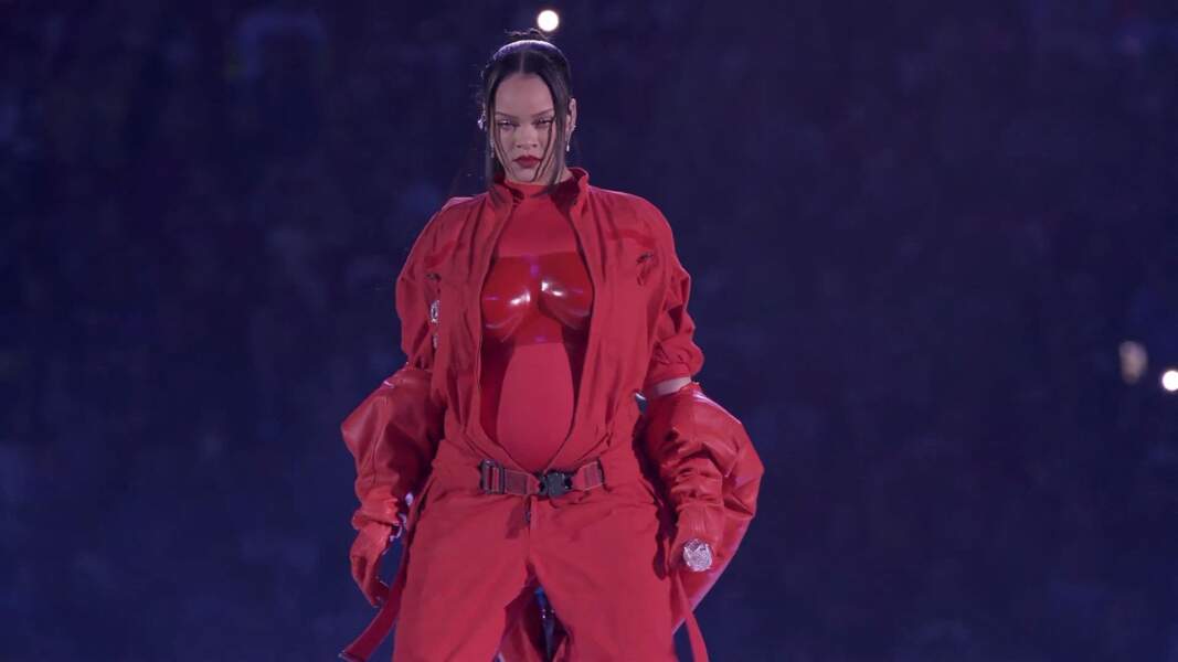Rihanna sur scène à la mi-temps du Super Bowl 2023 à Glendale, le 12 février 2023. Cheveux plaqués laissant seulement deux mèches en avant, la chanteuse affichait une queue de cheval tressée.