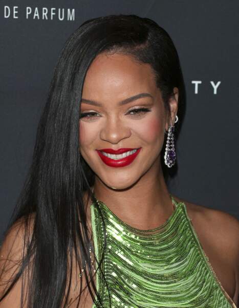 Enceinte de son premier enfant, Rihanna affiche une longue chevelure lisse au photocall "Fenty Beauty et Fenty Skin" à Los Angeles, le 11 février 2022.