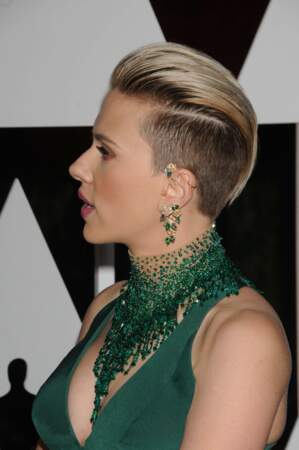 Scarlett Johansson et sa banane blonde platine, rasée sur les côtés