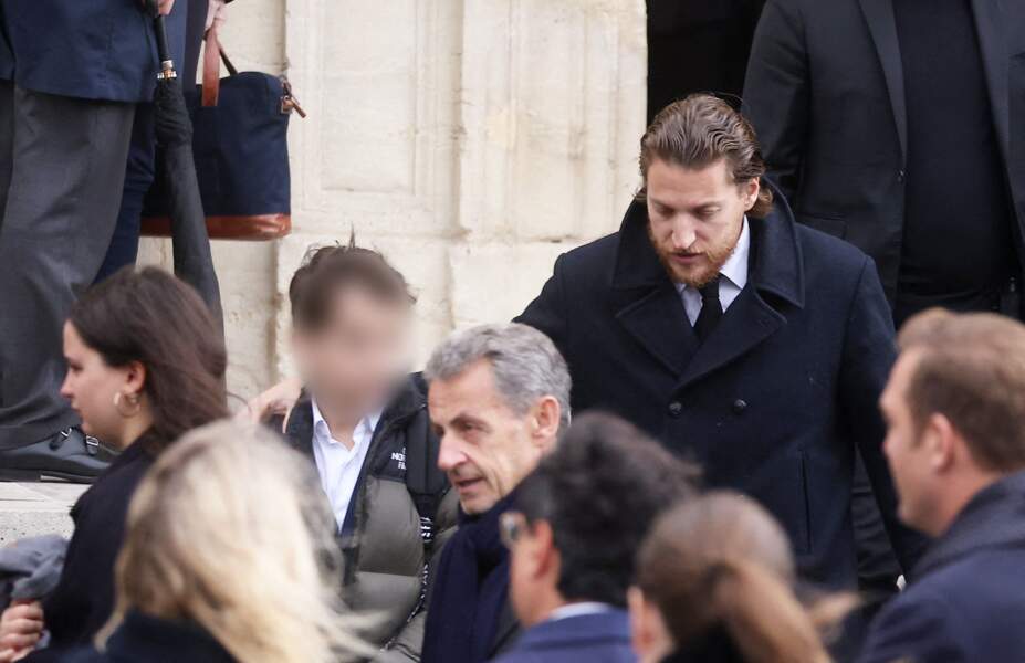 Jean Sarkozy et ses deux enfants, Solal et Lola, ont assisté aux obsèques de Päl Sarkozy de Nagy Bocsa, ce jeudi 9 mars, en l'église Saint-Jean Baptiste à Neuilly-sur-Seine. 