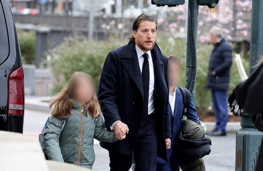 Jean Sarkozy est venu avec ses enfants aux obsèques de son grand-père, Päl Sarkozy de Nagy Bocsa, à l'église Saint-Jean Baptiste à Neuilly sur Seine, le 9 mars 2023.