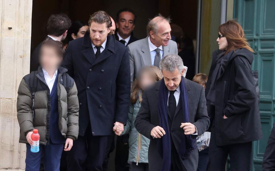 Jean Sarkozy et ses deux enfants, Solal et Lola, ont assisté aux obsèques de Päl Sarkozy de Nagy Bocsa, ce jeudi 9 mars, en l'église Saint-Jean Baptiste à Neuilly-sur-Seine. 
