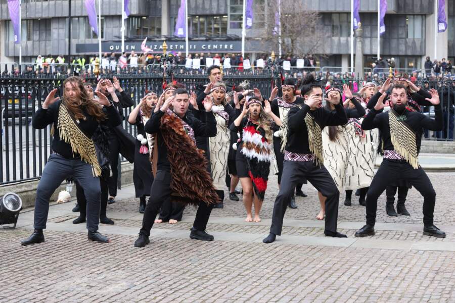 Les membres de la Ngati Ranana London Maori Club ont fait une danse traditionnelle sur le parvis de l'Abbaye de Westminster à l'occasion des célébrations du Commonwealth Day, le lundi 13 mars 2023