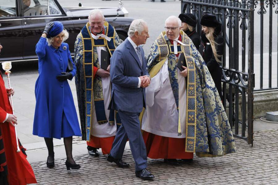 Le roi Charles III et la reine Camilla Parker Bowles échangent quelques mots avec l'archevêque de l'Abbaye de Westminster avant d'assister à la célébration annuelle du Commonwealth Day, le lundi 13 mars 2023