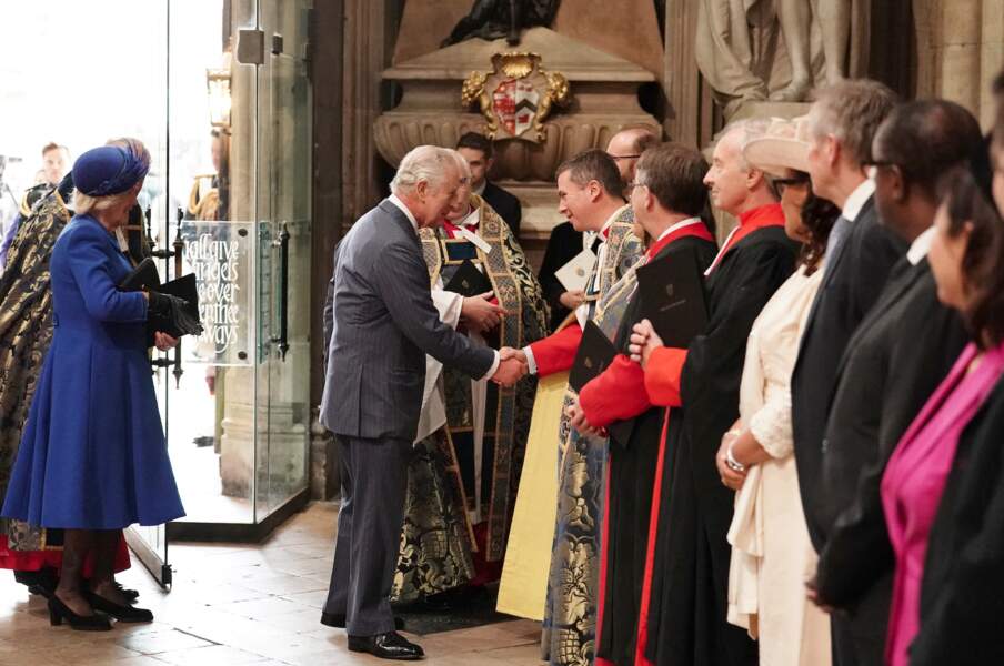 Le roi Charles III salue les membres de L'abbaye de Westminster, le lundi 13 mars 2023