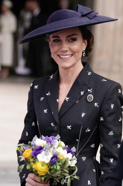 Kate Middleton rayonnante dans un tailleur à l'imprimé liberty à sa sortir de l'Abbaye de Westminster, le lundi 13 mars 2023