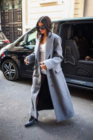 Kylie Jenner adopte la tendance "no pants". Elle est canon avec un short de boxe en marge de la Fashion Week de Paris, le 30 septembre 2022