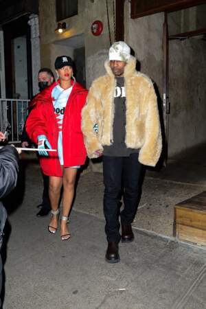 Rihanna adopte la tendance "no pants". Elle préfère la robe sweat à New York, le 22 janvier 2022
