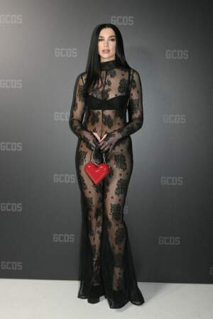 Dua Lipa suit la tendance mode du moment : " le no pants" lors de la Fashion week de Milan, le 23 février 2023