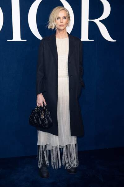 Charlize Theron adopte la tendance "no pants" et arbore une robe à frange au défilé Christian Dior - prêt-à-porter automne-hiver 2023/2024, le 28 février 2023