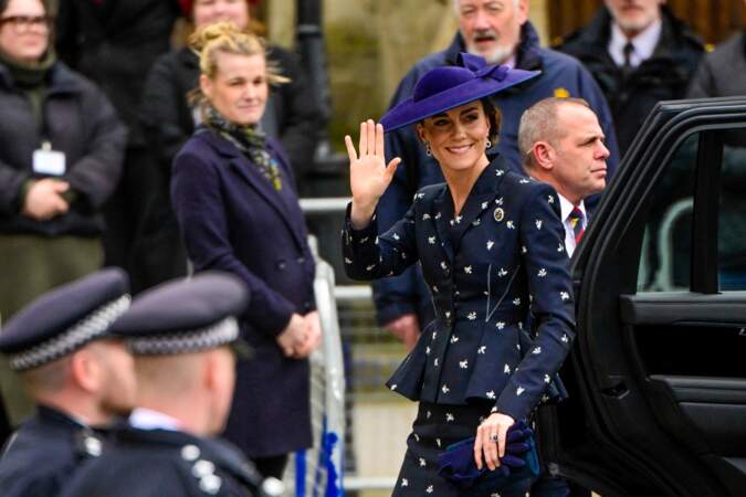 Kate Middleton salue la foule à son arrivée à l'Abbaye de Westminster pour les célébrations annuelles du Commonwealth Day, le lundi 13 mars 2023