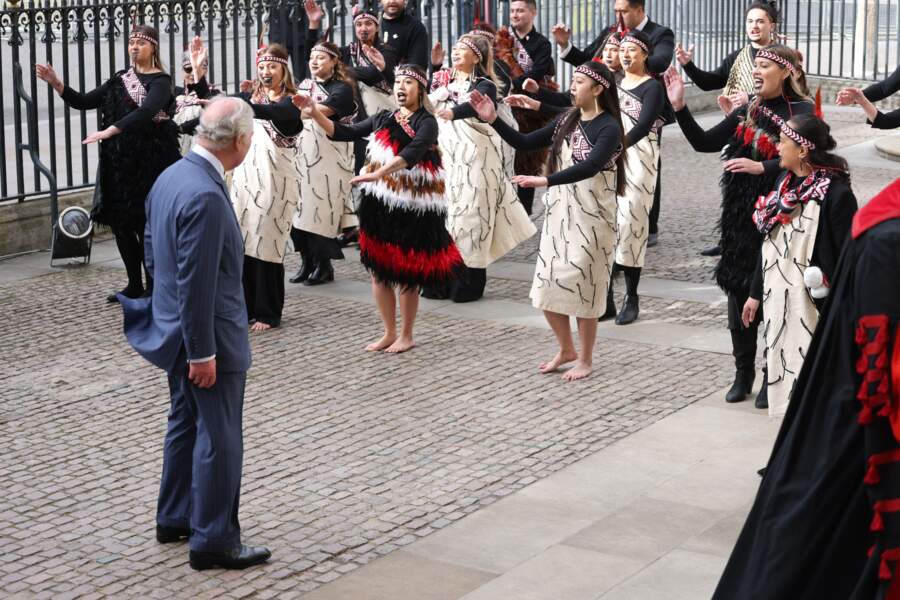 Le roi Charles III regardent avec attention la performance du groupe Ngati Ranana London Maori Club sur le parvis de l'Abbayes de Westminster à Londres, le lundi 13 mars 2023