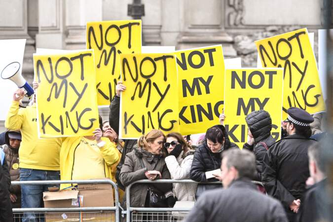 Des manifestants anti-royalistes attendent le roi Charles III sur le parvis de l'abbaye de Westminster à l'occasion des célébrations du Commonwealth Day, le lundi 13 mars 2023