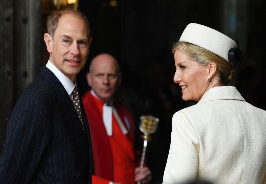 Le prince Edward, nouveau duc d'Édimbourg, et son épouse Sophie Rhys-Jones souriants lors de leur arrivée à la célébration annuelle du Commonwealth, le lundi 13 mars 2023