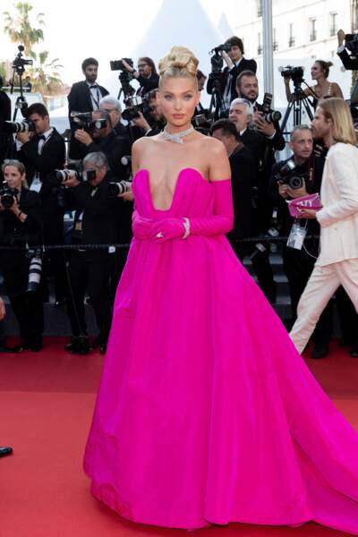 Le mannequin Elsa Hosk en rose bonbon et gants d'opéra assortis, au Festival de Cannes en mai 2022