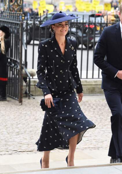 Kate Middleton est élégante avec un ensemble bleu marine et fleuri  lors du Commonwealth Day à l'abbaye de Westminster à Londres, le lundi 13 mars