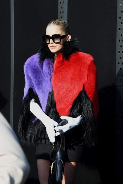 Fan de gants d'opéra, Caroline Daur renouvelle le port de l'accessoire version blanc, au défilé Gucci lors de la Fashion Week automne-hiver 2023/24 de Milan
