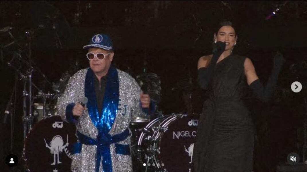 Dua Lipa en concert avec Elton John à Los Angeles en novembre 2022, toujours aussi chic avec ses gants noirs