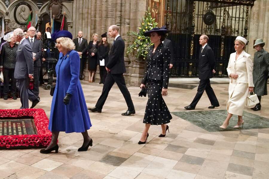 Pour l’occasion, Camilla Parker Bowles, Kate Middleton, Sophie Rhys-Jones et la princesse Anne 
se sont accordées d’un bibi, d'une paire d’escarpins ainsi que d’une pochette rectangulaire, le 13 mars 2023