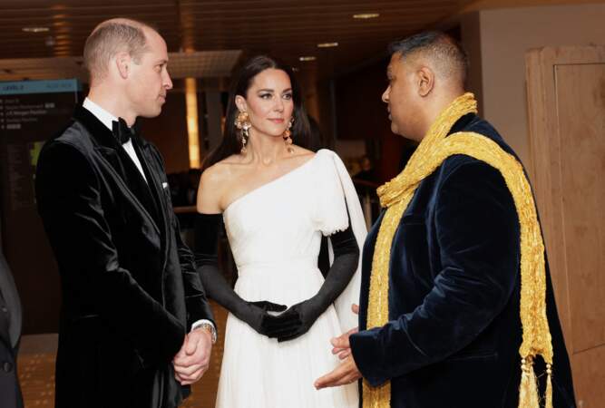 Kate Middleton opte pour des gants de velours assortis au costume de William au BAFTA à Londres, le 19 février 2023