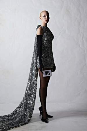 La collection Balenciaga Automne Hiver 2022 Haute Couture évoque l'âge d'or de la Couture parisienne, rappelée au travers de longs gants noirs