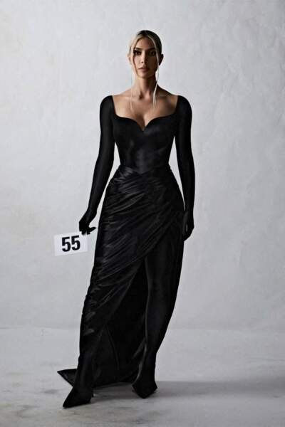 Pour son défilé Balenciaga Automne Hiver 2022 Haute Couture, présenté à Paris, Demna Gvasalia fait défiler des stars, toutes équipées de gants d'opéra. Ici Kim Kardashian