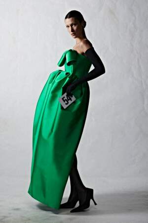 Bella Hadid en robe verte ultra-couture et gants longs et noirs pour le défilé Balenciaga Automne Hiver 2022, présenté à Paris