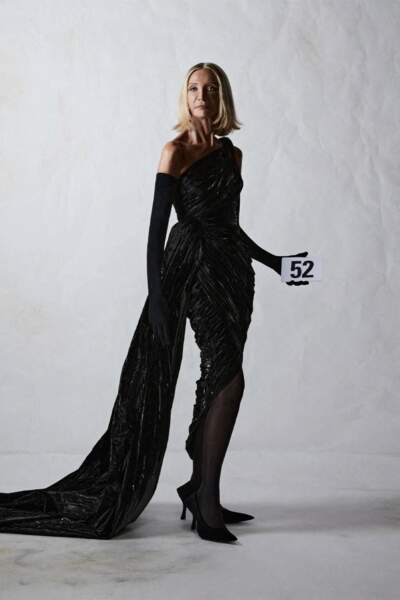 Demna Gvasalia équipe tous ses célèbres modèles de gants d'opéra pour sa collection Balenciaga Automne Hiver 2022 Haute Couture