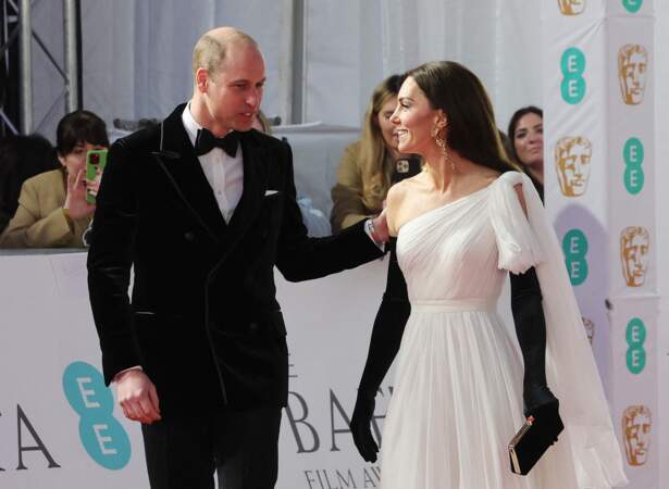 Kate Middleton arrive à la 76ème cérémonie des British Academy Film Awards au Royal Albert Hall à Londres, gantée jusqu'aux épaules