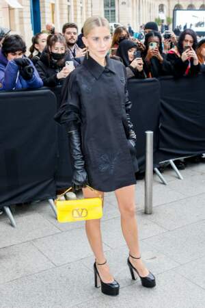 Le mannequin et influenceuse Caroline Daur arrive au défilé Valentino Haute-Couture 2022 place Vendôme à Paris avec de longs gants noirs en cuir