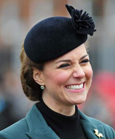 Kate Middleton porte un bibi le jour de la Saint-Patrick à Aldershot, le 17 mars 2013