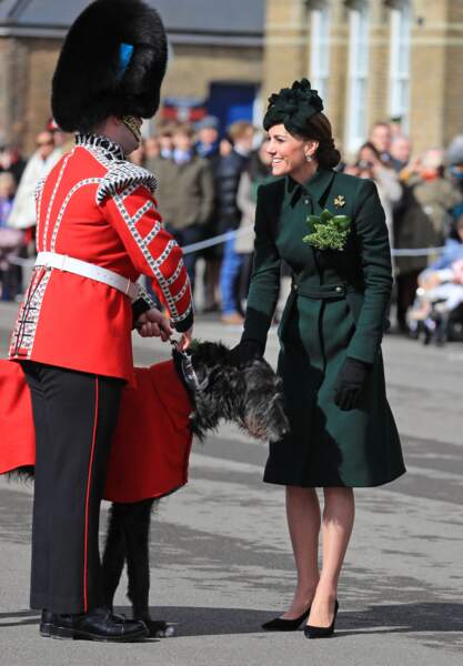 Kate Middleton arbore une tenue Alexander McQueen avec une paire d'escarpins pour la Saint-Patrick à Londres, le 17 mars 2019