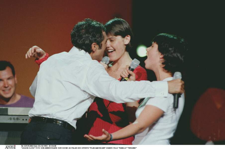 Julien Clerc fête son anniversaire sur scène au Palais des sports avec ses filles Angèle et Jeanne Herry