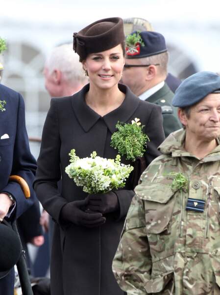 Kate Middleton est élégante en avec son manteau chocolat signé Catherine Walker lors de la journée de la Saint-Patrick à Aldershot, le 17 mars 2015