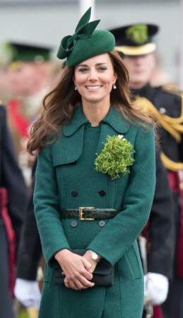 Kate Middleton porte un robe-manteau vert de la marque Hobbs le jour de la Saint-Patrick lors de la parade des gardes irlandais à Aldershot, le 17 mars 2014