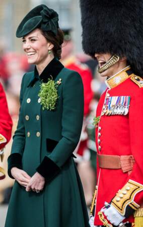 Kate Middleton recycle sa tenue verte pour rejoindre la parade des gardes irlandais le jour de la Saint-Patrick à Londres, le 17 mars 2017