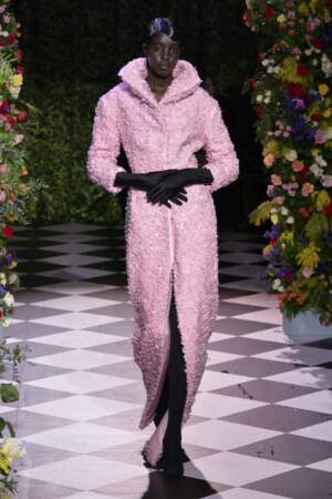 Chaque saison, les modèles de Richard Quinn portent des gants d'opéra. Ici au défilé prêt-à-porter automne-hiver 2023/2024 lors de la Fashion Week de Londres