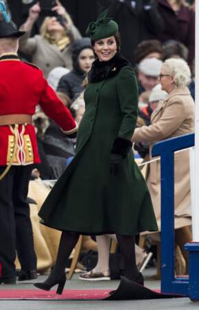 Kate Middleton conjugue sa tenue à des bottes hautes le jour de la Saint-Patrick à Londres, le 17 mars 2018. Elle opte pour une tenue Catherine Walker, alors enceinte du prince Louis. 