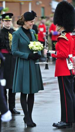 Kate Middleton célèbre la Saint-Patrick à Aldershot dans une tenue signée Emilia Wickstead , le 17 mars 2013