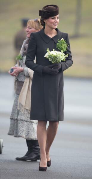 Kate Middleton n’a pas choisi un ensemble vert, privilégiant une tenue plus ton sur ton avec les uniformes irlandais lors de la journée de la Saint-Patrick à Aldershot, le 17 mars 2015