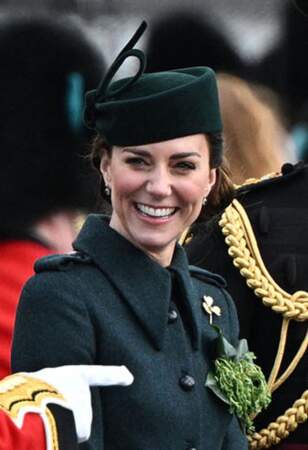 Pour les grandes occasions, comme celle de la Saint-Patrick, Kate Middleton place un bibi sur sa chevelure de rêve le 17 mars 2022