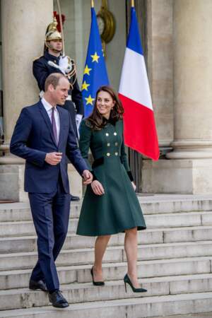 Le prince William et Kate Middleton quittent le palais de l'Elysée après une entrevue avec le président de la république à Paris le 17 mars 2017. Kate Middleton porte une robe à encolure verte  Catherine Walker & Co en l'honneur de la Saint-Patrick