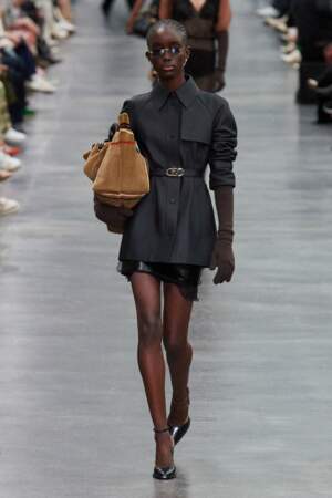 Kim Jones craque pour les gants pour son défilé Fendi prêt-à-Porter Automne-Hiver 2022/2023, présenté lors de la Fashion Week de Milan