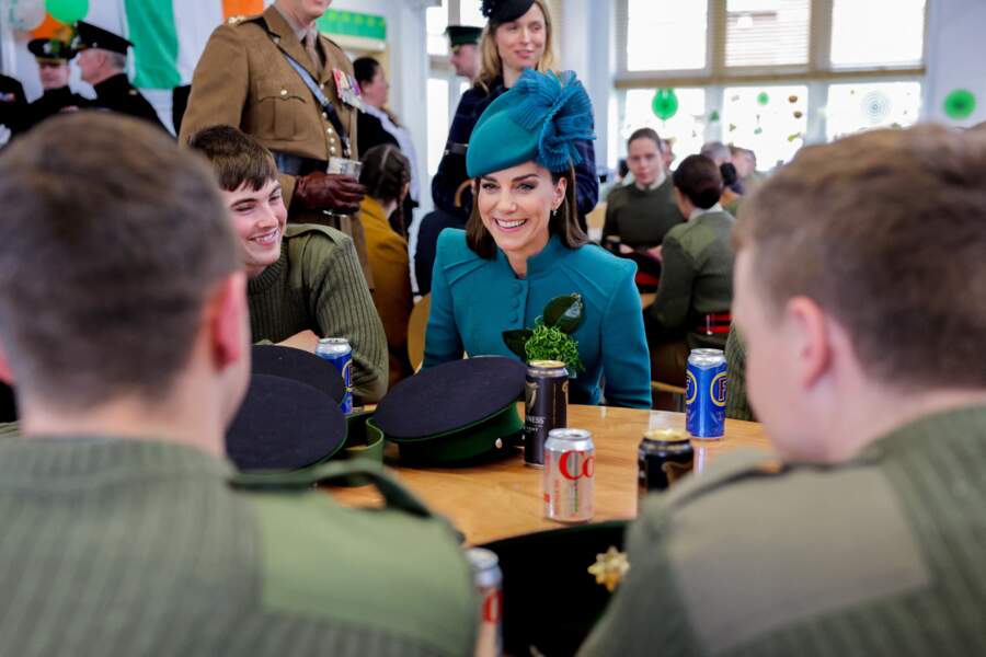 Curieuse et à l'écoute, la princesse de Galles a longuement échangé avec les Irish Guards 