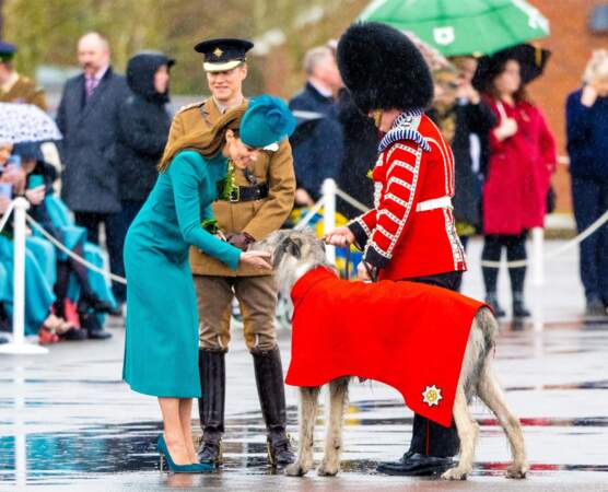 La princesse a salué le chien-loup Turlough Mor, la mascotte du régiment