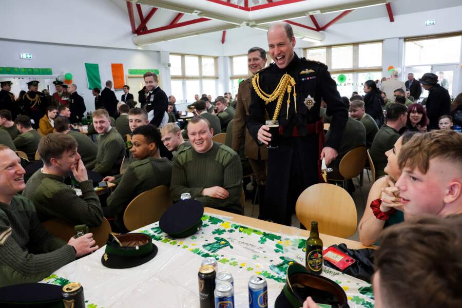 Le prince William n'a pas tardé à rejoindre les Irish Guards autour d'une bière