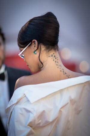 Rihanna porte un tatouage cascadant sur sa nuque 