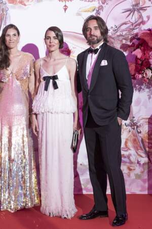 Charlotte Casiraghi rend un hommage subtil à Grace Kelly 
au Bal de la Rose à Monaco en 2022. Ornée de plumes, de paillettes et d’un nœud de couleur noir, sa robe est issue de la collection haute couture printemps-été 2022 de la Maison 
