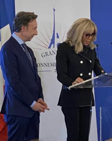 Brigitte Macron en total look noir lors de la cérémonie du Grand Prix du Rayonnement Français, jeudi 30 mars 2023.